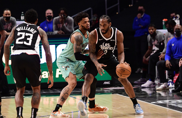  保罗双打搭档默契配合勇夺冠军