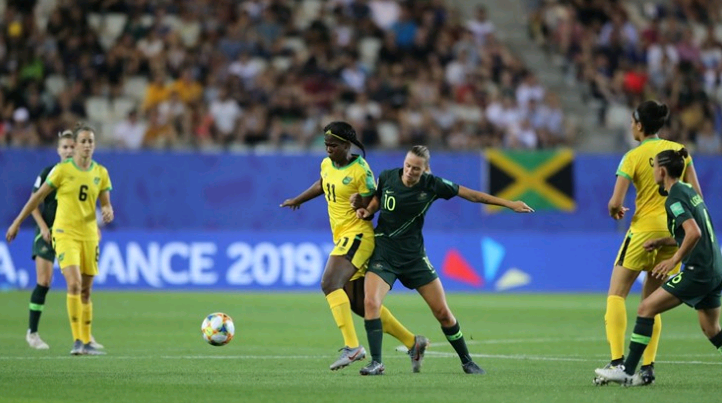  女足姑娘创历史，首次捧起洲际奖杯