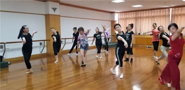  电竞选手刻苦训练磨砺精湛技艺