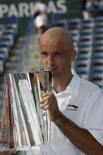  埃文斯草地驰骋，伊斯特本赛击败名将折桂