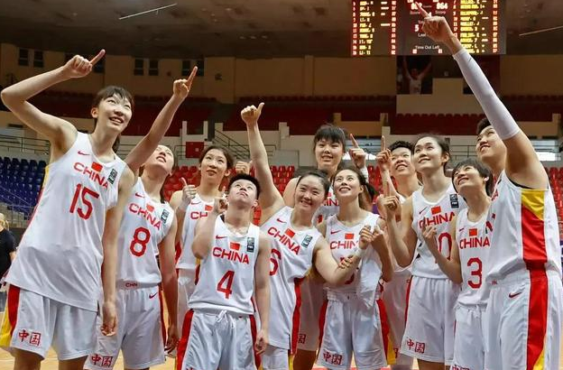  女篮姑娘们勇夺联赛冠军创佳绩