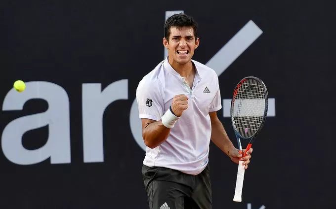  阿利亚西姆网前截击精妙，直落两盘横扫过关