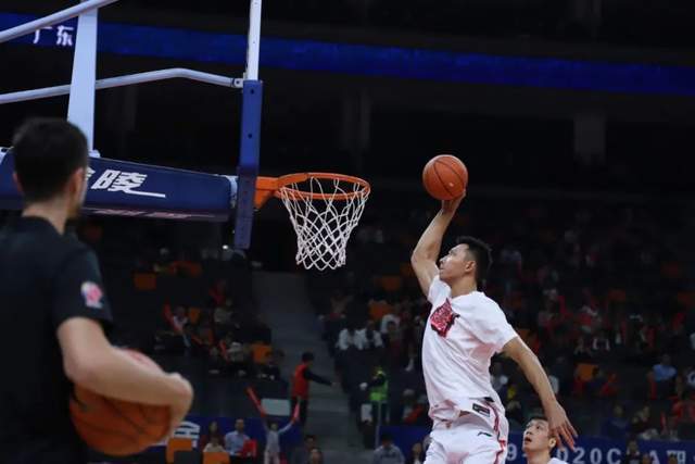  易建联复出首秀带领广东轻取深圳队